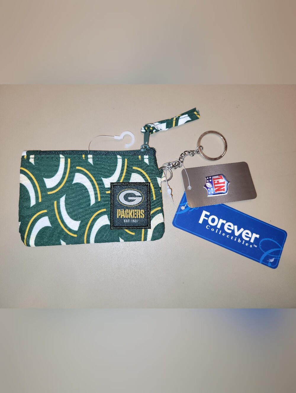 NWT - Forever Collectibles Green & Yellow Packers Zip Pouch Keychain.